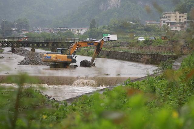 挖掘机 吉首 河道 乾州 疏浚清淤 汛期 安全 防线 安全  水清 河畅