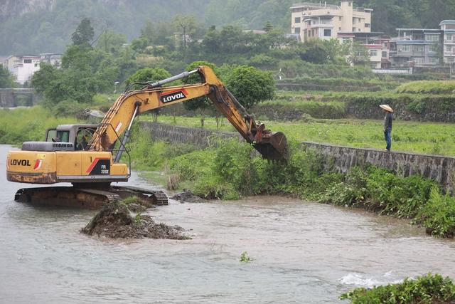 挖掘机 吉首 河道 乾州 疏浚清淤 汛期 安全 防线 安全  水清 河畅