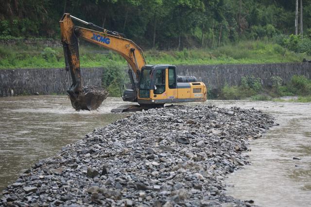 挖掘机 吉首 河道 乾州 疏浚清淤 汛期 安全 防线 安全  水清 河畅
