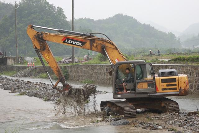 挖掘机 吉首 河道 乾州 疏浚清淤 汛期 安全 防线 安全  水清 河畅