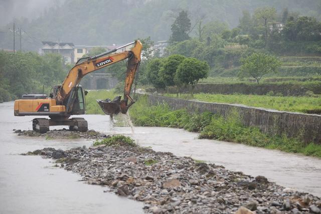 挖掘机 吉首 河道 乾州 疏浚清淤 汛期 安全 防线 安全  水清 河畅