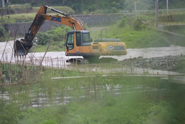 挖掘机 吉首 河道 乾州 疏浚清淤 汛期 安全 防线 安全  水清 河畅