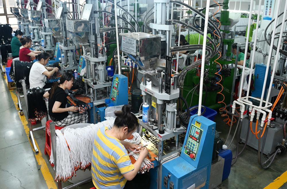 金融  企业  信贷支持 助企纾困 实体经济 电子产品 生产 公司 经济发展  银行