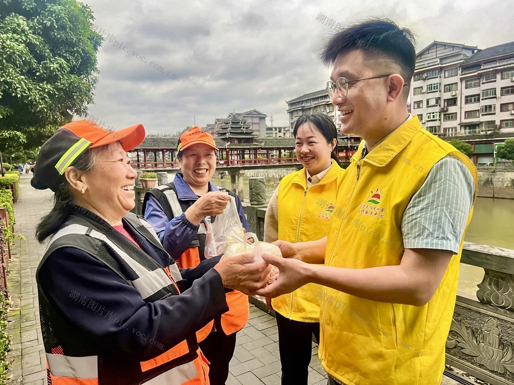 致敬最美劳动者
