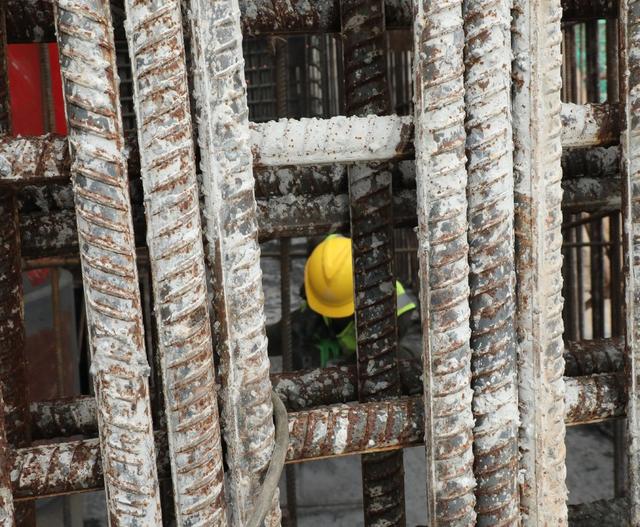  坚守岗位过“五一”