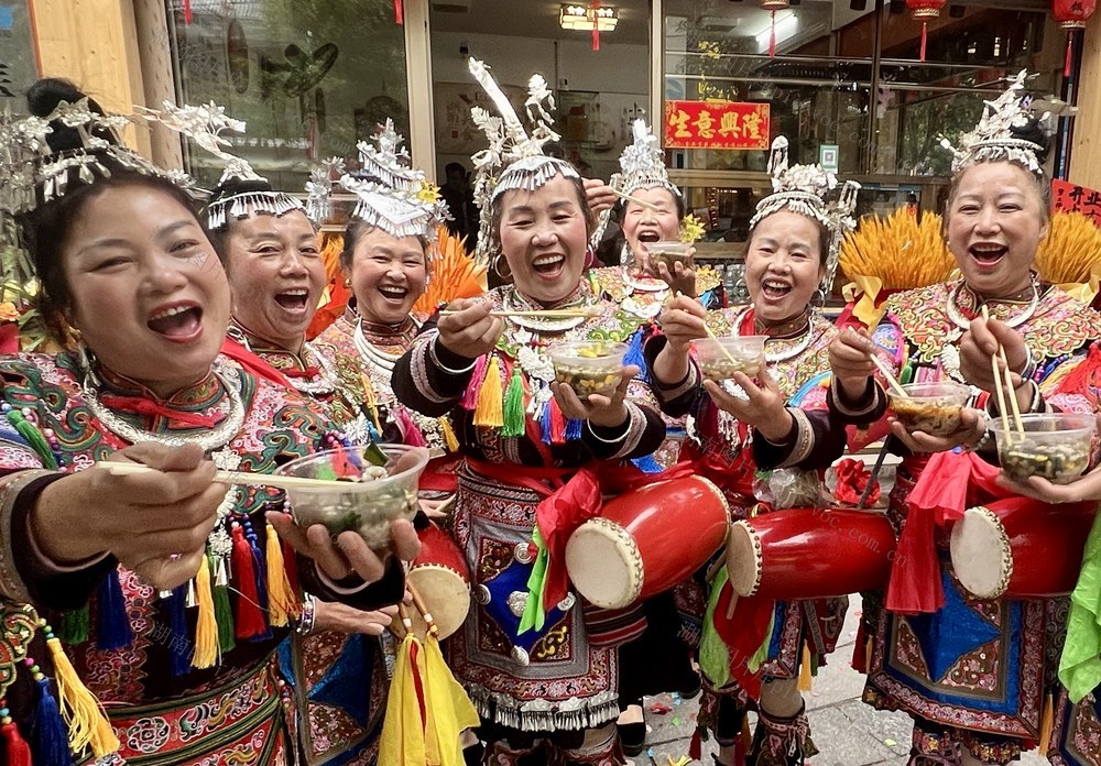 侗味飘香迎宾客
