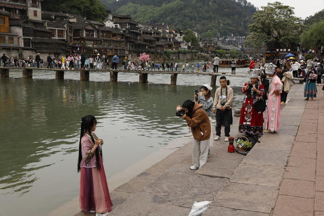“五一”小长假  游客  凤凰古城  体验旅拍  游览  国家5A级旅游景区  小高峰   逛古城  看美景  吃美食  品民俗  泛舟沱江 
 体验旅拍 