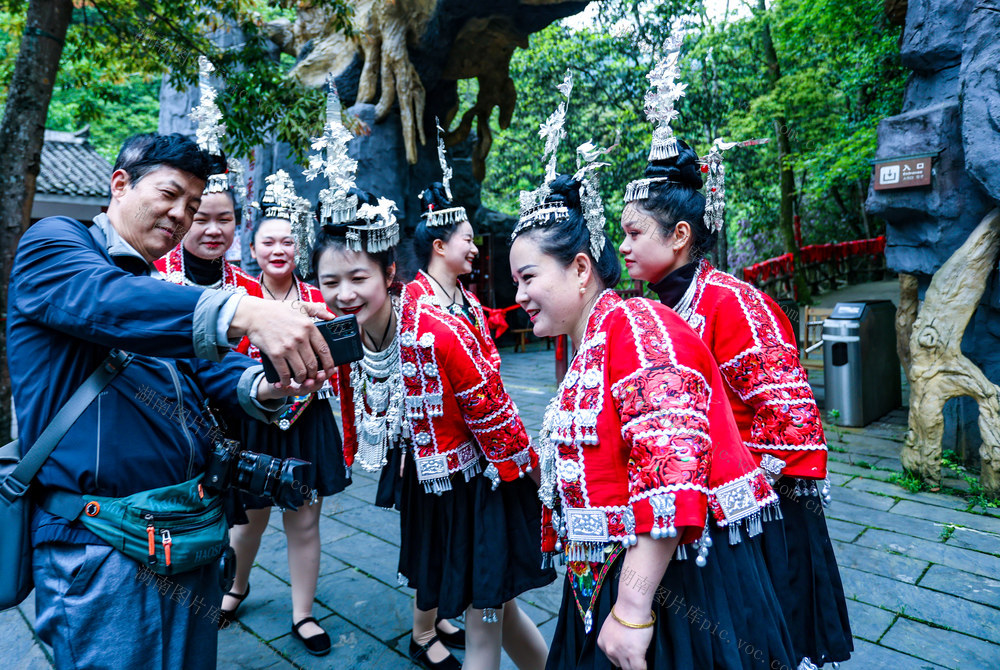 五一 长假 景区   苗家姑娘
