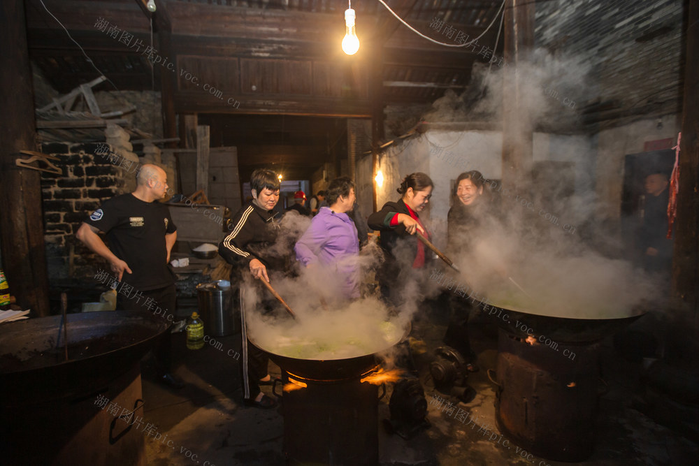 “一碗粥，温䁔一座城”
2024年5月5日，是24节气中的立夏，这天一大早，耒阳市蔡子池街道金南社区昆壁湾的妇女同胞们就忙了起来。
在耒阳，过立夏节有个俵（biao)立夏粥的习俗。立夏这天家家户户都要煮立夏粥，里面放有猪肉、猪肝、粉丝、干笋、腊肉、雪豆、米粉团、鸡蛋、豆芽菜等等上十种肉、菜。每家都要煮上一大锅，煮熟以后，全村家家户户都要去送上一碗。以示邻里和气，相亲相爱。
今天在昆壁湾又要煮立夏粥了。这是继2021年开始由耒阳市委宣传部、耒阳市文旅广体局主办，耒阳市非遗保护中心、蔡子池街道金南社区、湖南知韵餐饮文化有限公司（粥面之韵）承办的第四届“一碗粥  温暖一座城”的俵立夏粥活动。主要是请环卫工人一起品尝立夏粥。
天还未亮，昆壁湾的大妈们就早早的忙碌了起来，生火的生火，洗菜的洗菜，切菜的切菜，她们要赶在早上8点之前把粥煮出来。
8点未到，环卫工人们陆陆续续来到了现场，耒阳市政协副主席、市文旅广体局局长陆小勇和宣传部的肖副部长也到了现场。随着一声令下，志愿者们将煮好的立夏粥抬到了广场，六十多位环卫工人和部分在耒阳旅游的游客一起品尝了这道热气腾腾的、独特的耒阳美食。
                       （图、文供稿：耒阳曾启武）