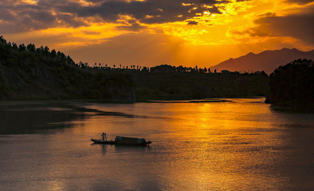 夕阳 资江 绿水青山 渔民渔船 耶稣光 碧波 倒影