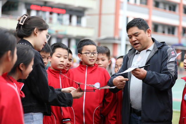 航模 飞进 大课间 享受 乐趣 全面发展