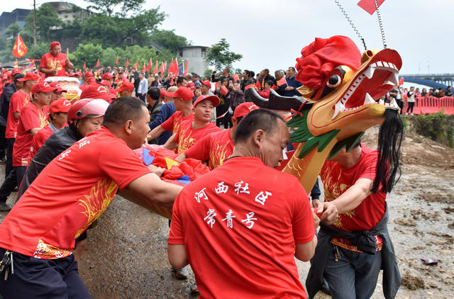 龙舟登江
