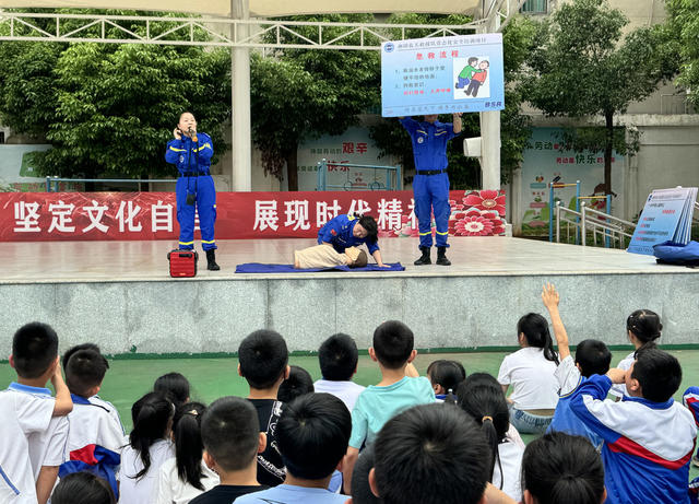为师生传授防溺水应急救护技能