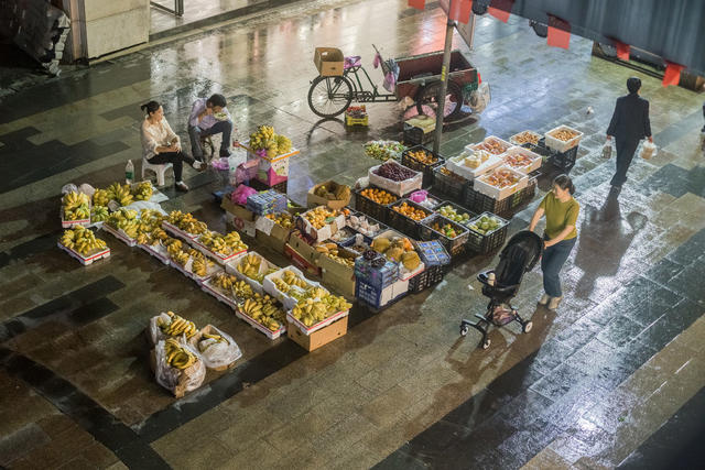 水果  摊档 夜晚  晚餐  生意  摊主  雨后