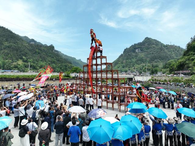 狮子登高 苗族“四月八” 苗鼓 苗歌 苗族武术 跳接龙舞 民俗