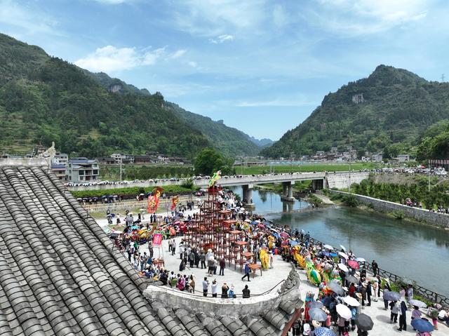 狮子登高 苗族“四月八” 苗鼓 苗歌 苗族武术 跳接龙舞 民俗