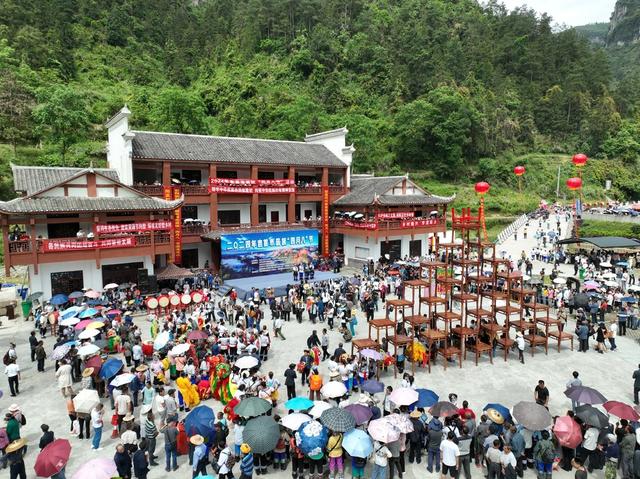 狮子登高 苗族“四月八” 苗鼓 苗歌 苗族武术 跳接龙舞 民俗