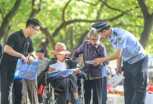 道县
开展打击和防范经济犯罪宣传日活动