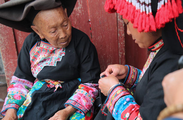 湖南资兴：瑶绣  90岁老奶奶 老师