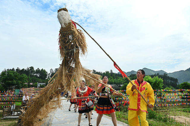 姑娘节 四月八 民俗  传统节日 苗族 少数民族 舞草龙  巫水河 文旅 游客  姑娘