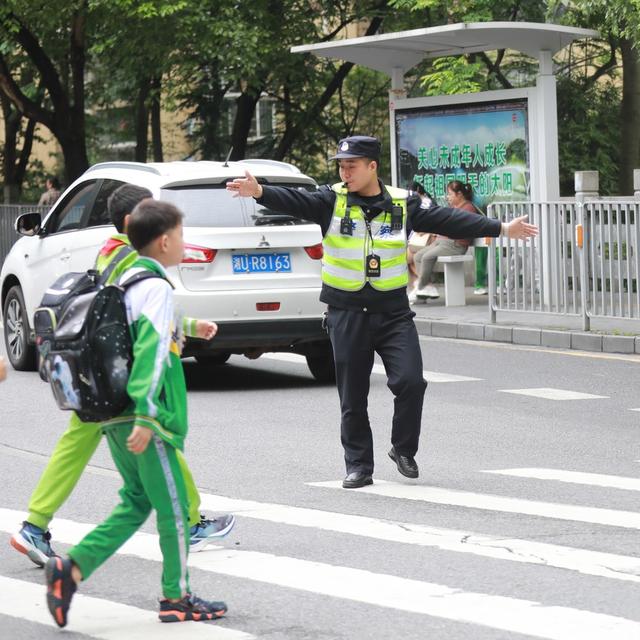 吉首 交警 护学 常态化 学生 机制 呵护 交通 安全 警力砂子坳 上下学  执勤