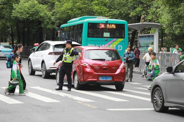吉首 交警 护学 常态化 学生 机制 呵护 交通 安全 警力砂子坳 上下学  执勤