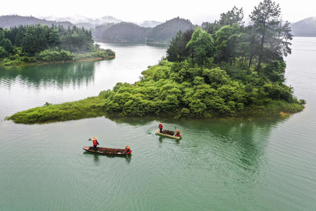 大美中国 共产党员  世界环境日  志愿者  环保工作者 河长制 清理水面漂浮物 水资源 水生态  水环境