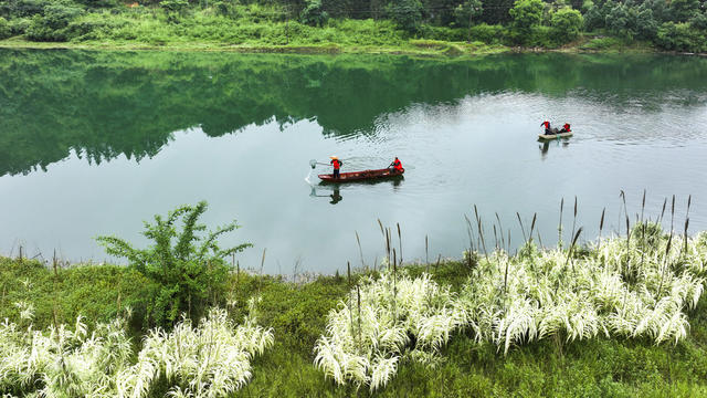 大美中国 共产党员  世界环境日  志愿者  环保工作者 河长制 清理水面漂浮物 水资源 水生态  水环境