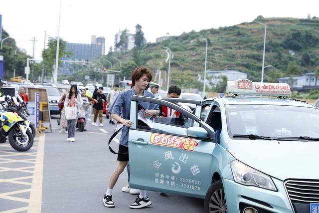 凤凰 高级中学 护航高考 爱心送考  大巴车 出租车 考生