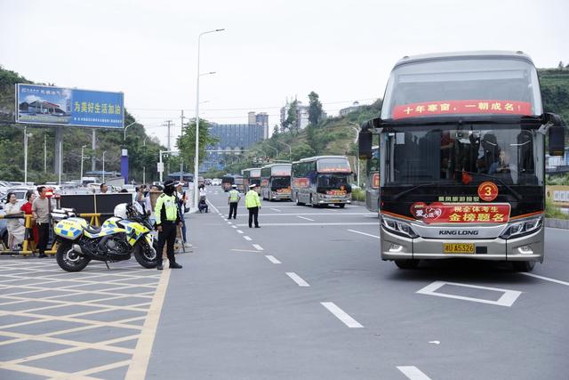 凤凰 高级中学 护航高考 爱心送考  大巴车 出租车 考生