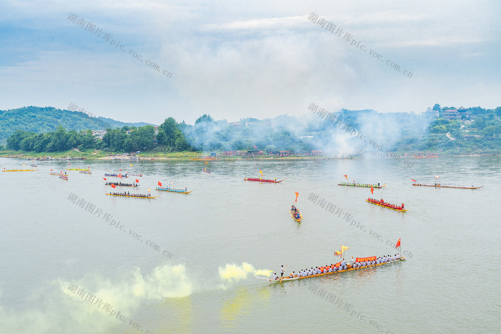 “辰浦传统龙舟大赛”  湘西州泸溪县浦市镇与隔河相望的怀化市辰溪县孝坪镇  共迎端午  
  增进民族团结