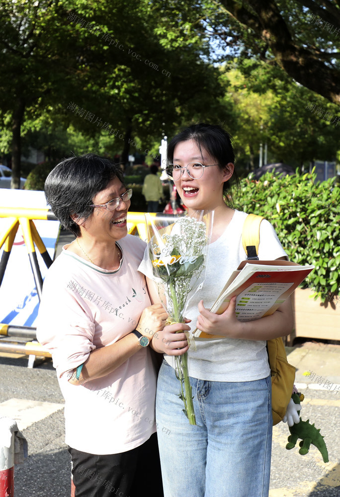 高考 考生 首日考试 结束