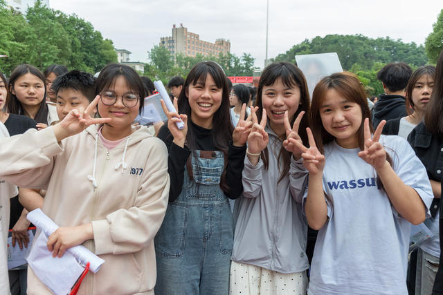 高考  职高   考场  学生  校园  志愿者  回家  结束