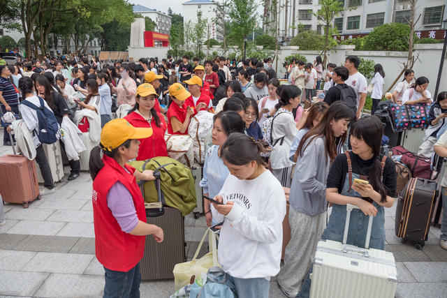 高考  职高   考场  学生  校园  志愿者  回家  结束