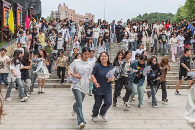 高考  职高   考场  学生  校园  志愿者  回家  结束