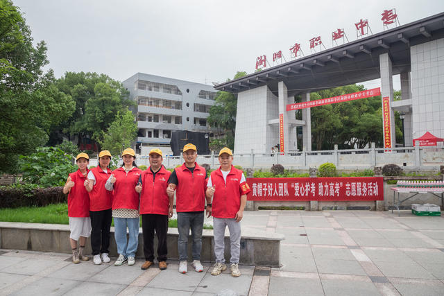 高考  职高   考场  学生  校园  志愿者  回家  结束