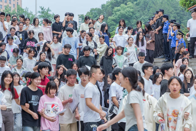 高考  职高   考场  学生  校园  志愿者  回家  结束