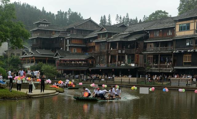 2024年6月8日，湖南省怀化市通道侗族自治县坪坦乡皇都村河畔，锣鼓喧天，热闹非凡，村民们正在进行竹排比赛。