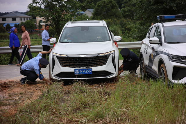 警察 推车 泥潭 帮助 交警