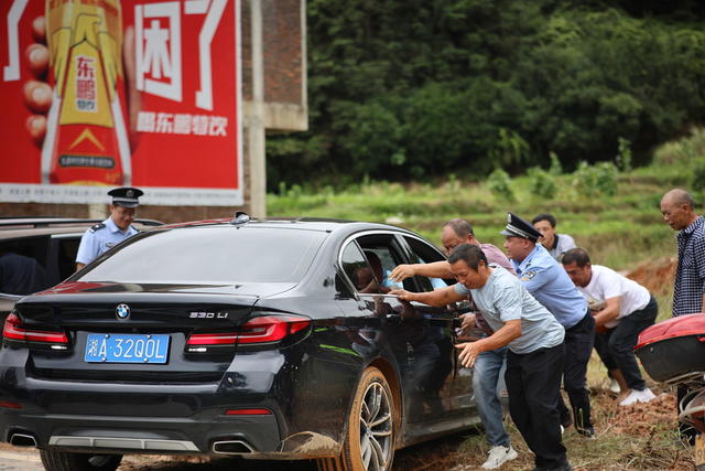 警察 推车 泥潭 帮助 交警