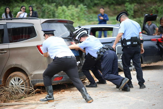 警察 推车 泥潭 帮助 交警