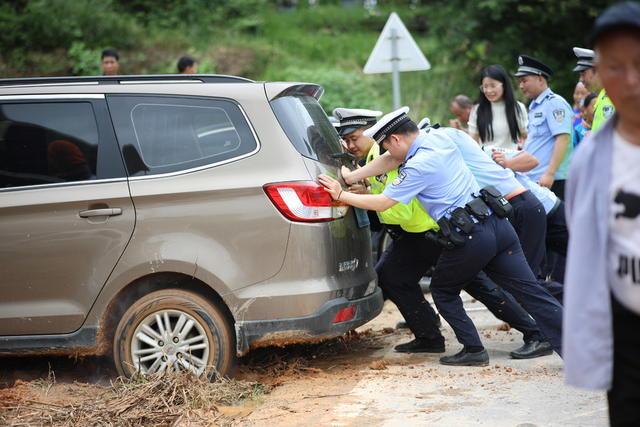 警察 推车 泥潭 帮助 交警