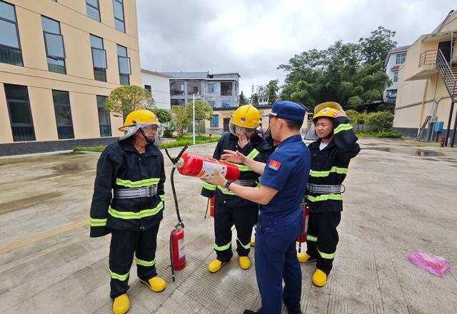 凤凰县 发展和改革局 粮企
消防演练  