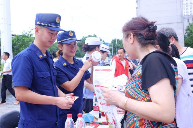 为切实做好辖区安全生产月期间火灾防控工作，进一步加强居民群众消防安全意识和自防自救能力。6月14日上午，冷水滩区消防救援大队联合辖区多部门，共同走进愿景国际广场，开展了一场别开生面的消防安全知识科普活动。