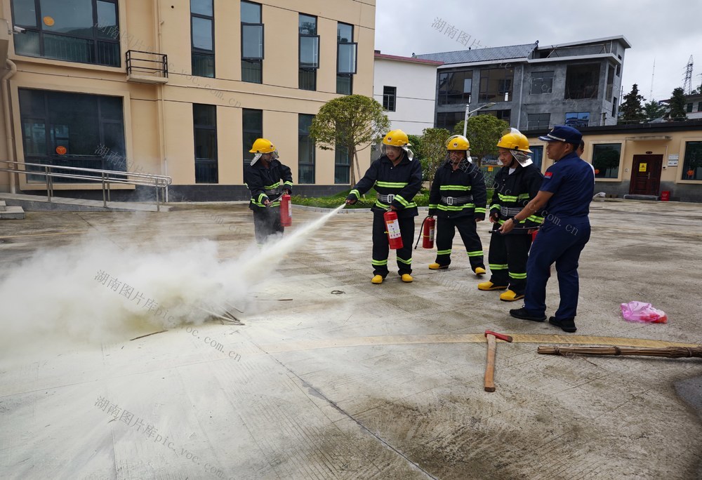 凤凰县 发展和改革局 粮企
消防演练  