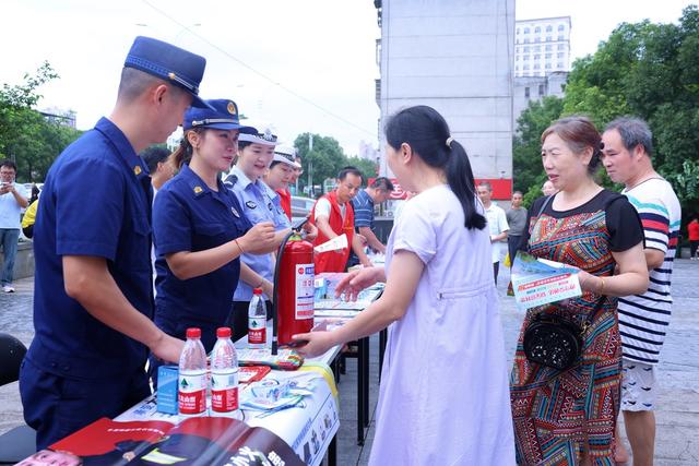 为切实做好辖区安全生产月期间火灾防控工作，进一步加强居民群众消防安全意识和自防自救能力。6月14日上午，冷水滩区消防救援大队联合辖区多部门，共同走进愿景国际广场，开展了一场别开生面的消防安全知识科普活动。