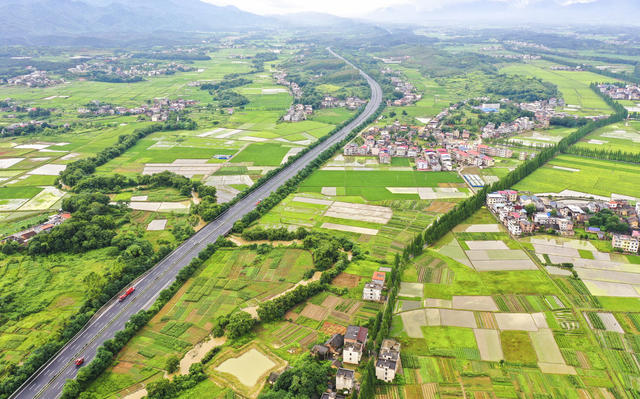 经济 重大工程 基础设施 交通设施 高速公路 乡村道路 旅游公路 产业路 青山 溪流 田园 村庄