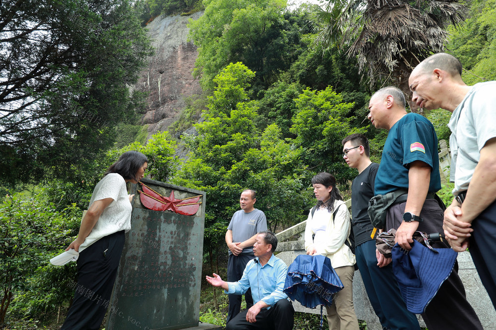 村民 讲解员 红色故事 游客 欢迎 传承 红色基因

