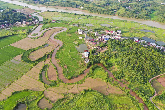青山 绿树 民居 溪流  公路