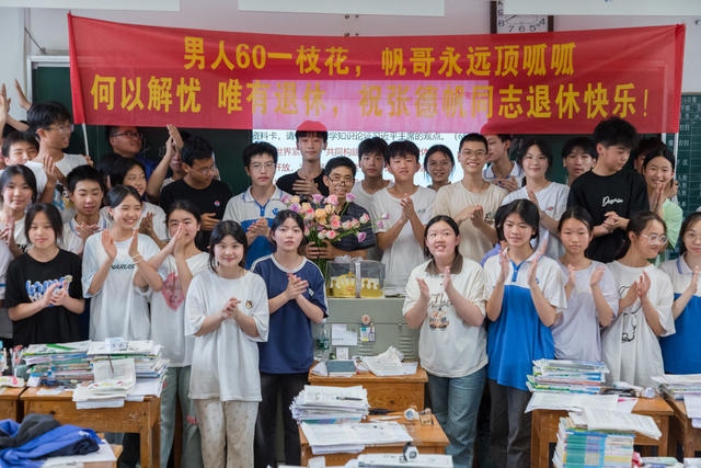 教室  教师  学校  退休  学生  祝福  上课  中学  初中  中考